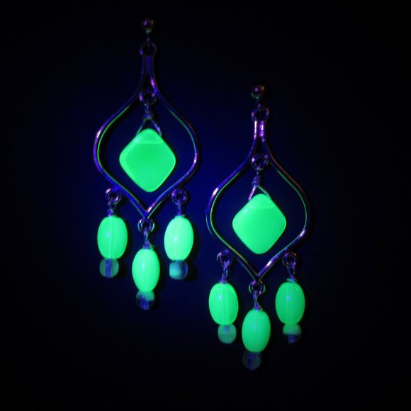 Uranium glass bead Chandelier earrings - Picture 9 of 9